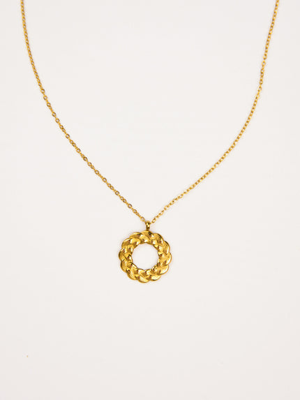 Colar em Aço Dourado com Pendente com Coroa Entrançada