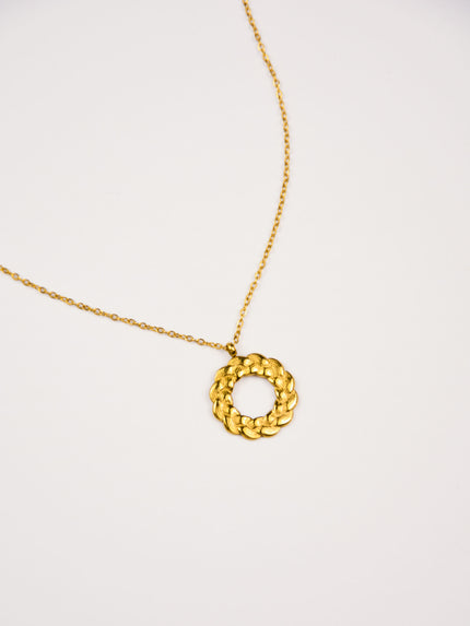 Colar em Aço Dourado com Pendente com Coroa Entrançada