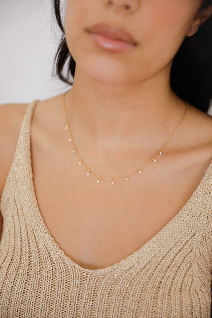 Colar em Aço Dourado com Pérolas Pequeninas Penduradas