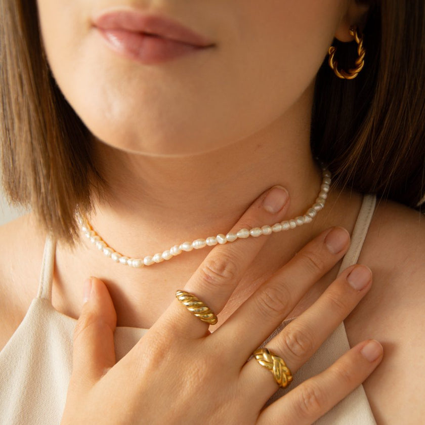 Colar em Aço Dourado com Pérolas Pequeninas de Água Doce