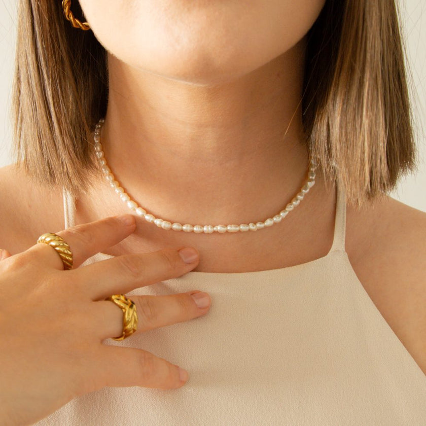 Colar em Aço Dourado com Pérolas Pequeninas de Água Doce