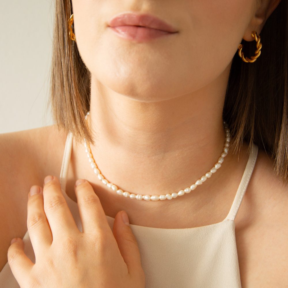 Colar em Aço Dourado com Pérolas Pequeninas de Água Doce