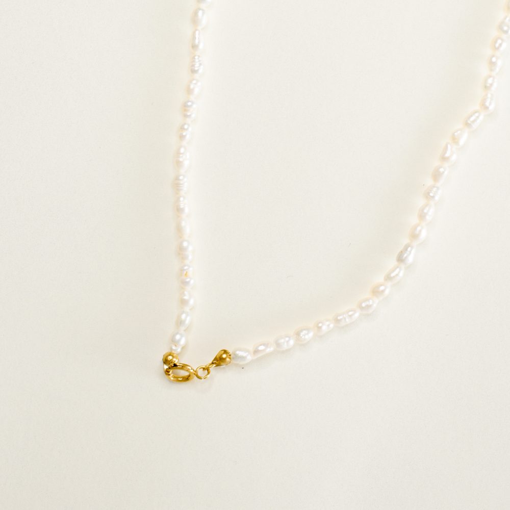 Colar em Aço Dourado com Pérolas Pequeninas de Água Doce