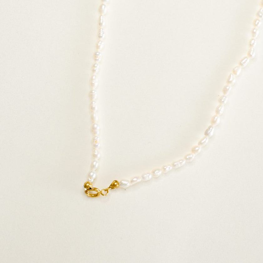 Colar em Aço Dourado com Pérolas Pequeninas de Água Doce