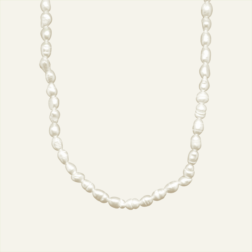 Colar em Aço Dourado com Pérolas Pequeninas de Água Doce