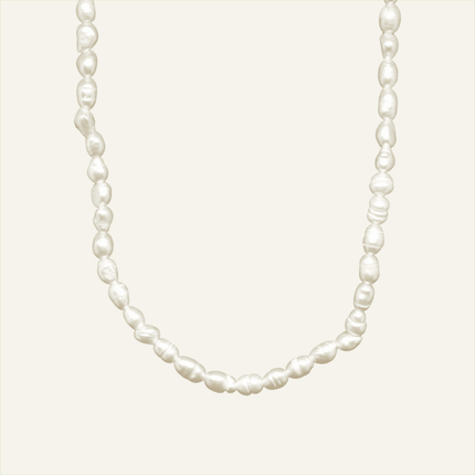 Colar em Aço Dourado com Pérolas Pequeninas de Água Doce