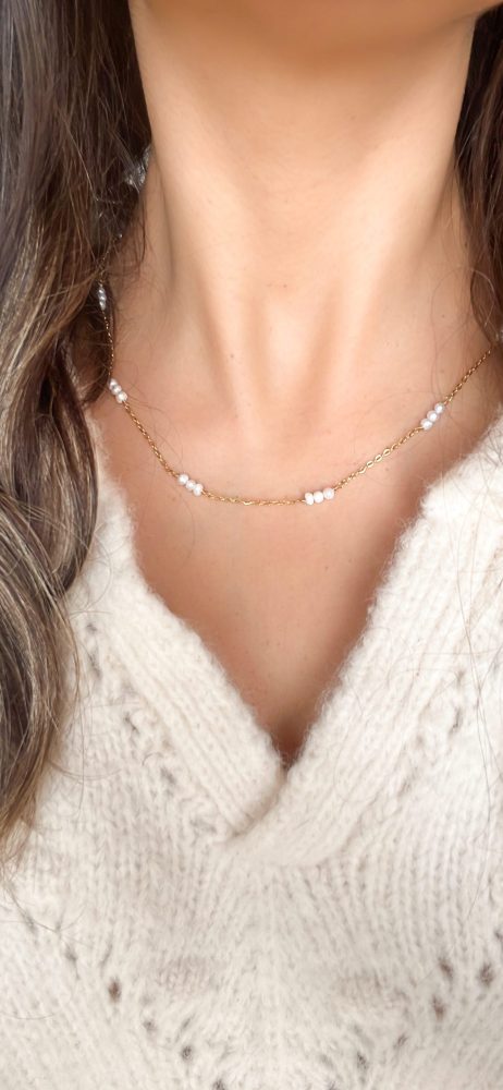 Colar em Aço Dourado com Pérolas Pequeninas na Corrente