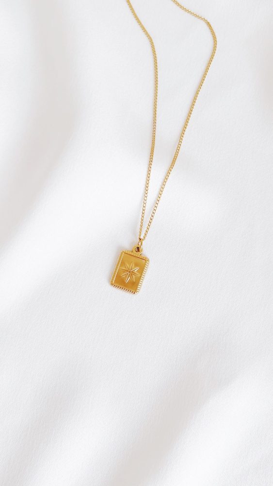 Colar em Aço Dourado com Rosa dos Ventos