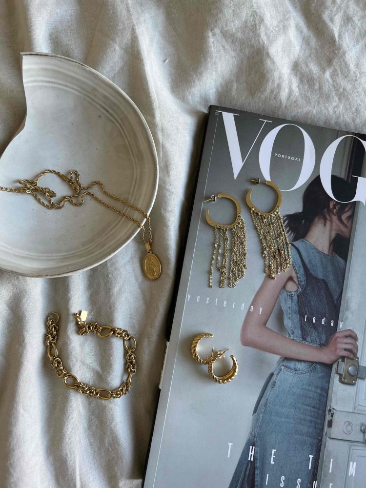 Colar em Aço Dourado com Santa Oval