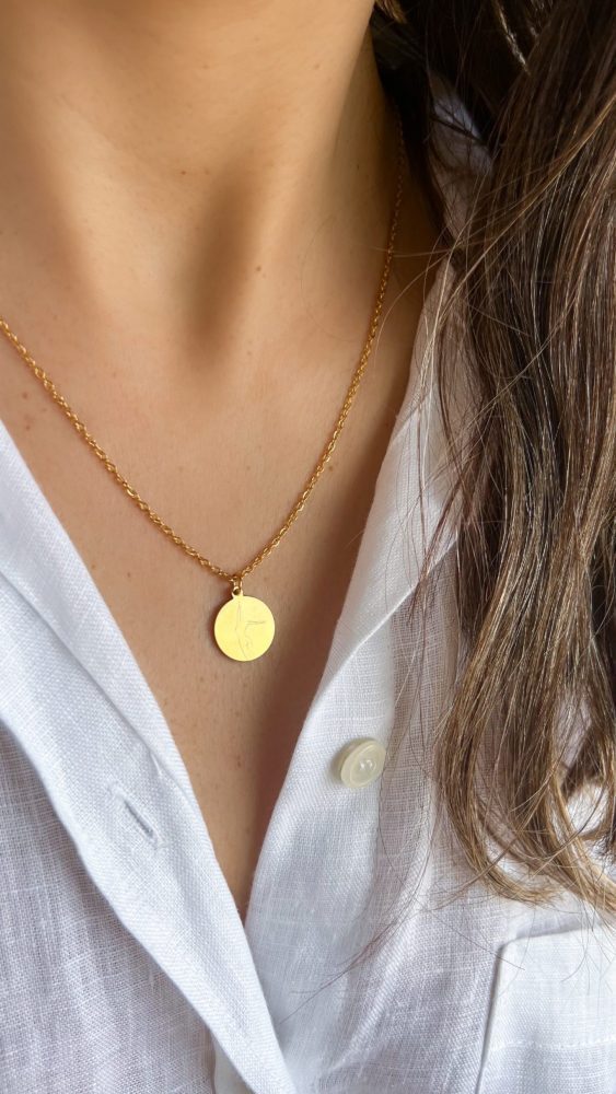 Colar em Aço com Dupla Gravura com Silhueta Feminina de Costas