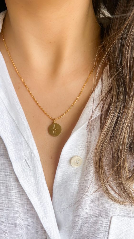 Colar em Aço com Dupla Gravura com Silhueta Feminina de Costas