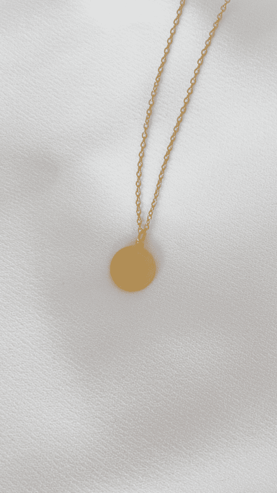 Colar em Aço com Dupla Gravura com Silhueta Feminina de Costas