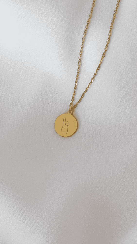 Colar em Aço com Dupla Gravura com Silhueta Feminina de Frente