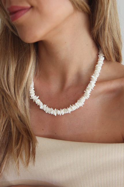 Colar Branco de Conchas