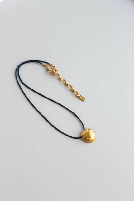 Colar Preto com Pendente em Aço Redondo Dourado ou Prateado