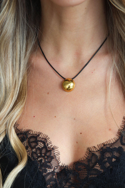 Colar Preto com Pendente em Aço Redondo Dourado ou Prateado