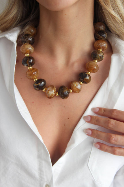 Colar com Bolas Grandes de Resina em Tons Castanhos