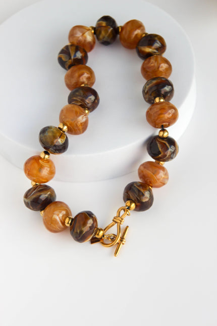 Colar com Bolas Grandes de Resina em Tons Castanhos