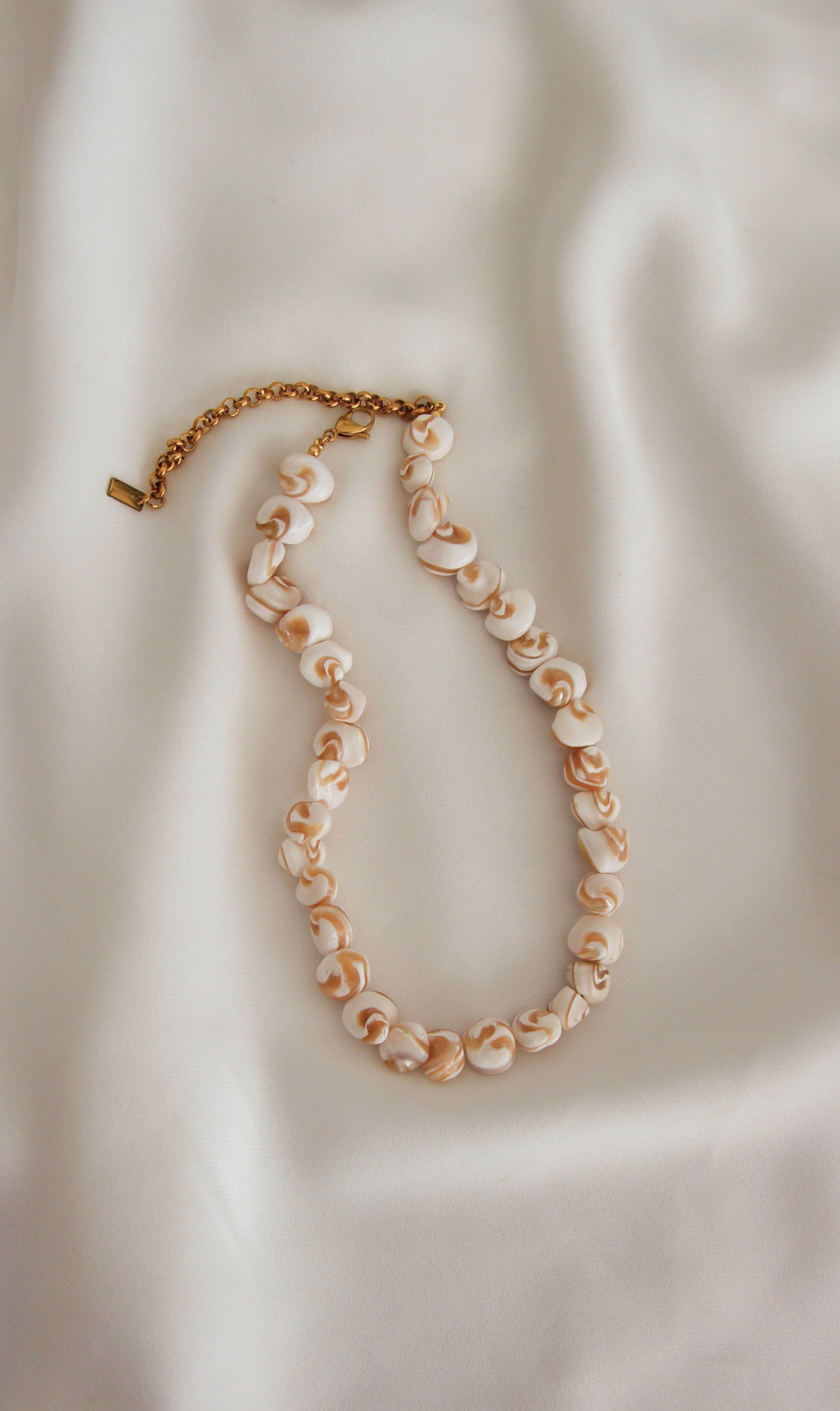 Colar de Madrepérola com Tons Brancos e Castanhos