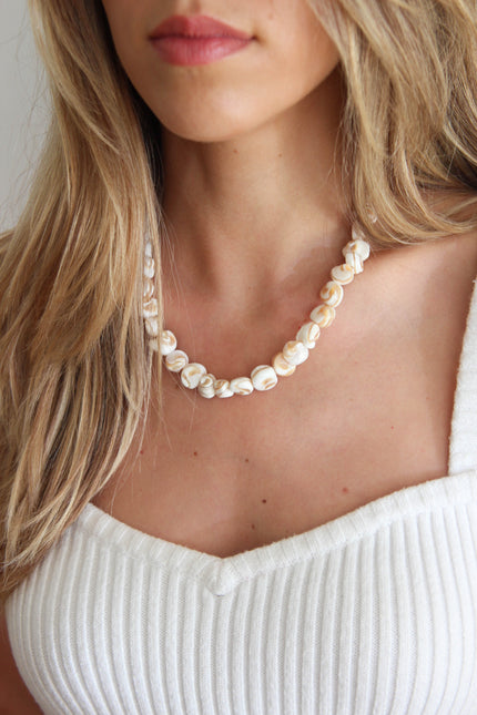 Colar de Madrepérola com Tons Brancos e Castanhos