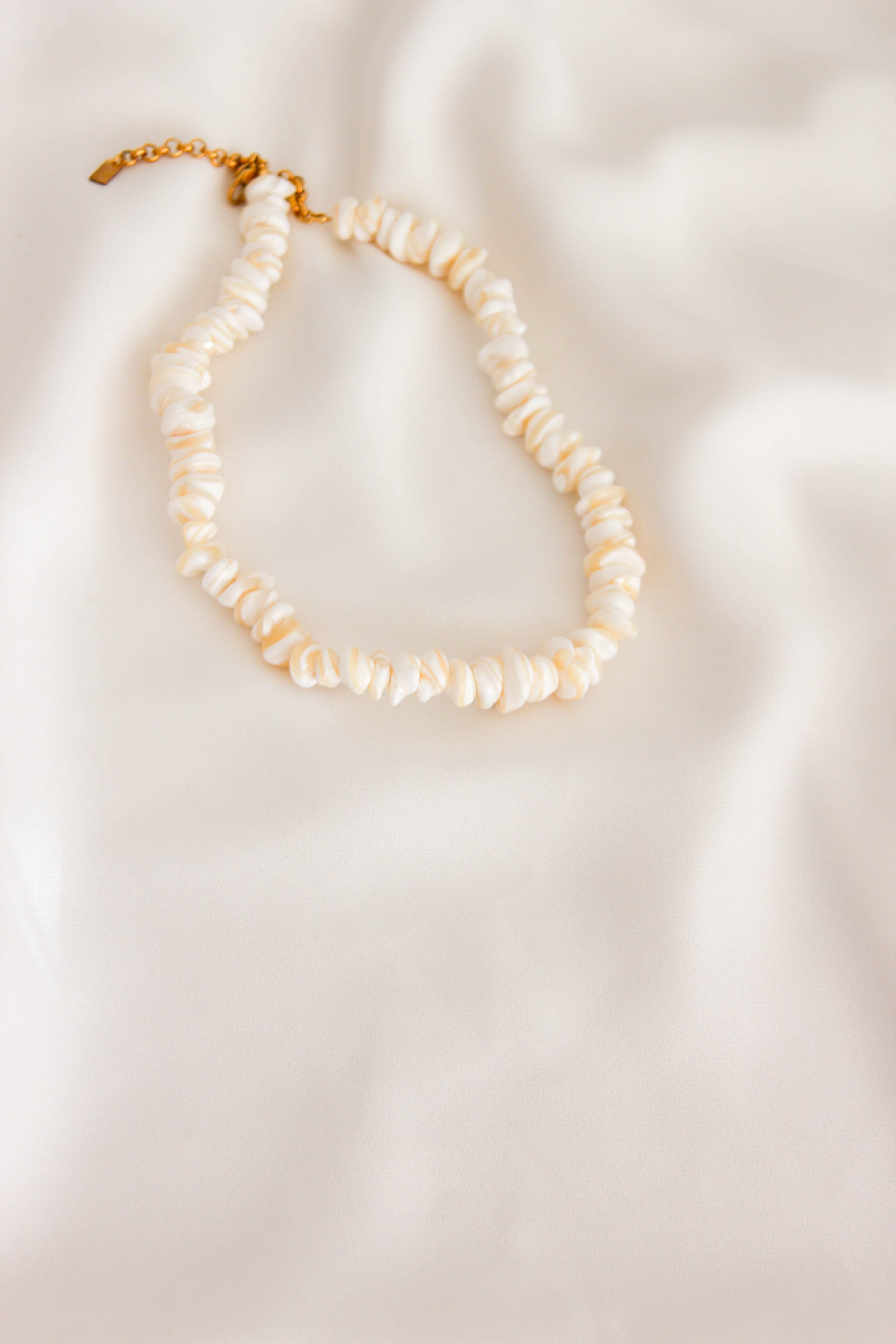 Colar de Madrepérola com Tons Brancos e Cremes