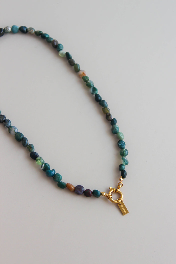 Colar de Pedras Naturais Ágata em Tons Verde e Fecho Circular