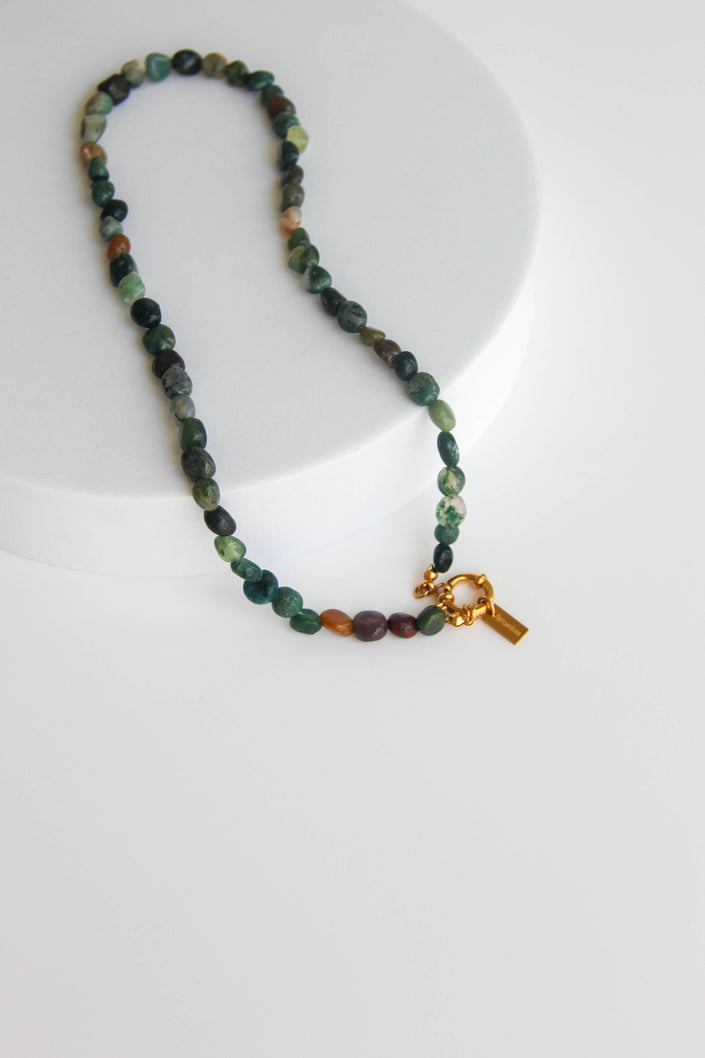 Colar de Pedras Naturais Ágata em Tons Verde e Fecho Circular