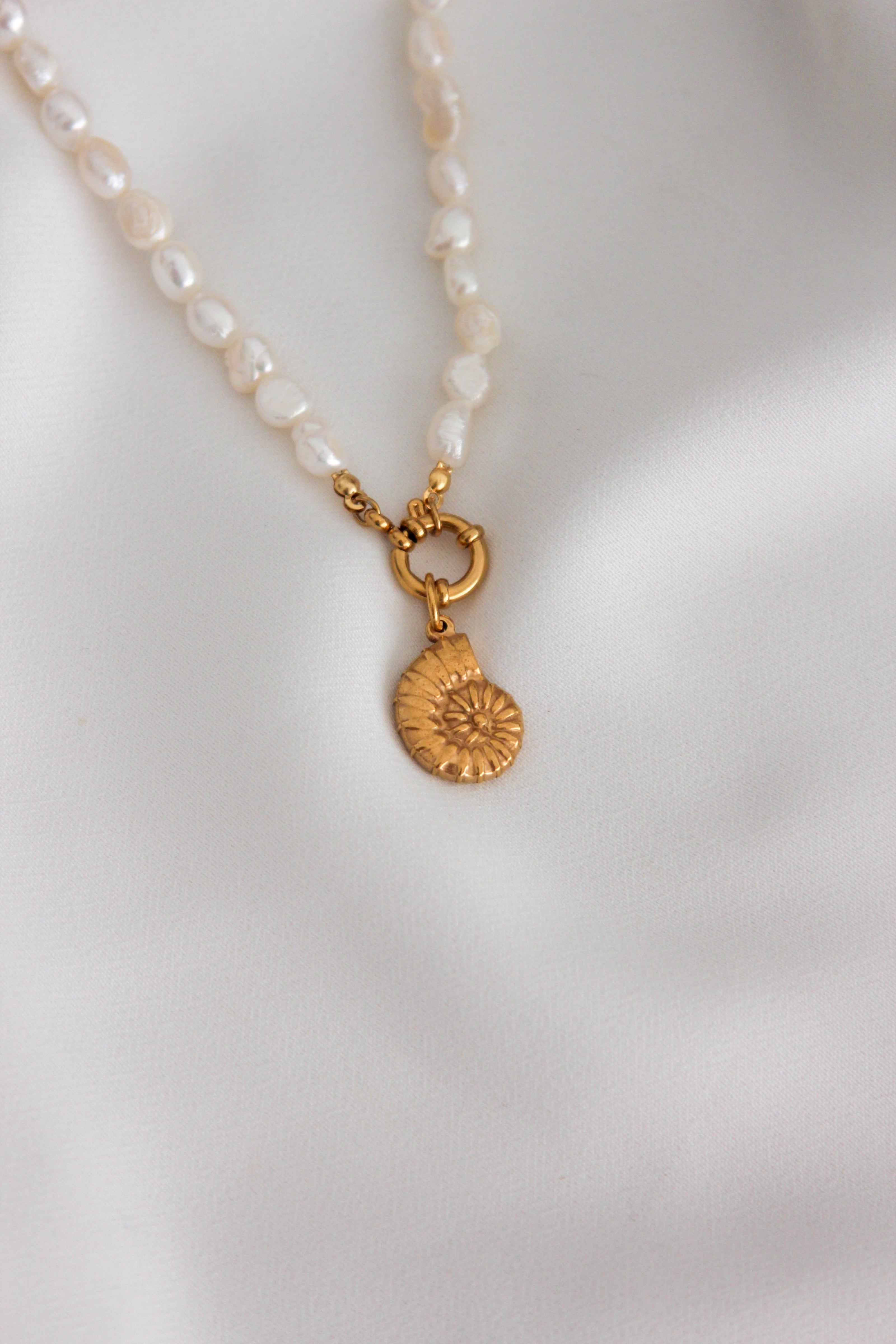 Colar de Pérolas Naturais 2 em 1 com Búzio em Aço Removível