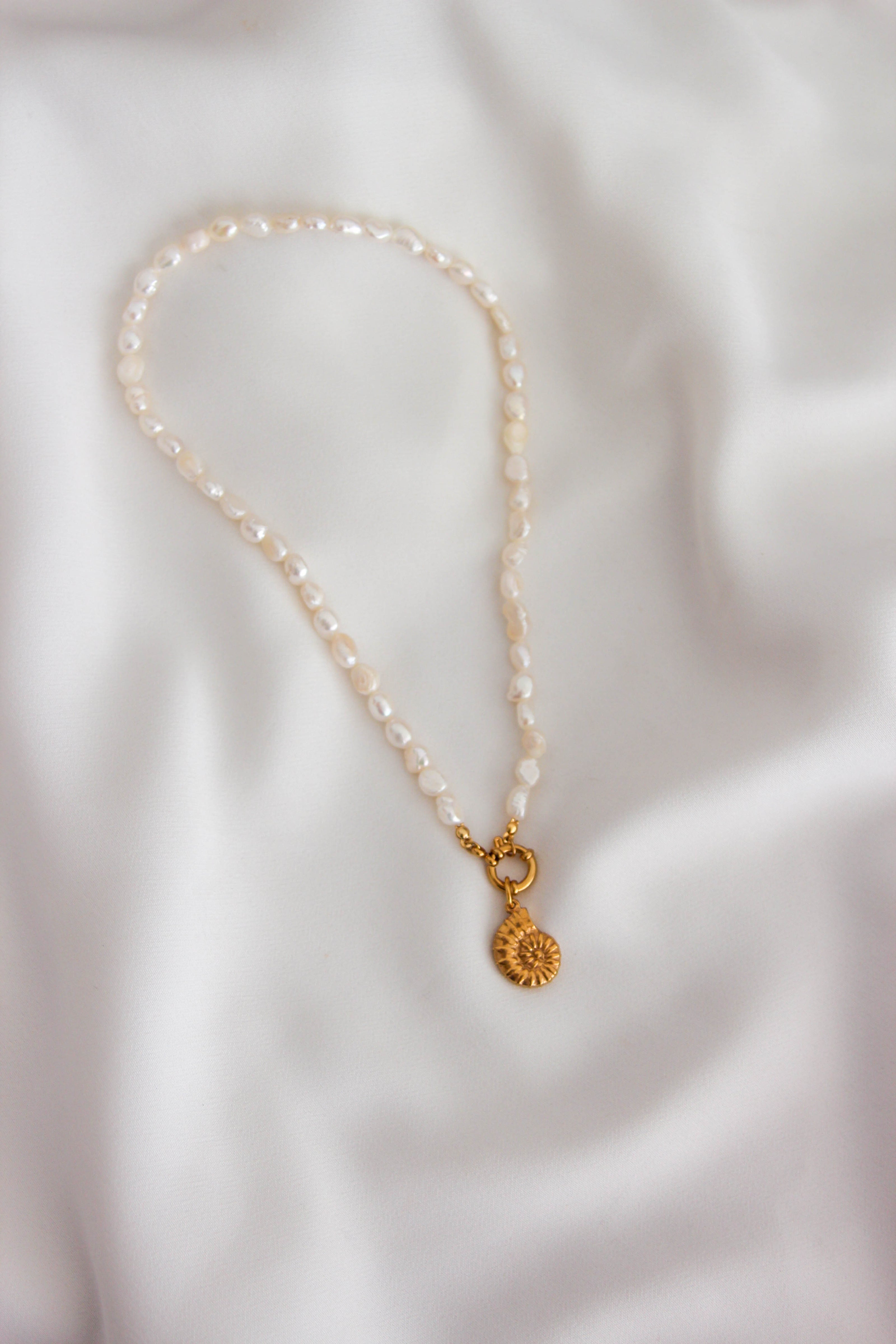 Colar de Pérolas Naturais 2 em 1 com Búzio em Aço Removível