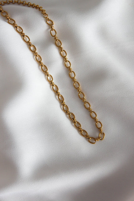 Colar em Aço Dourado Contemporâneo Curto