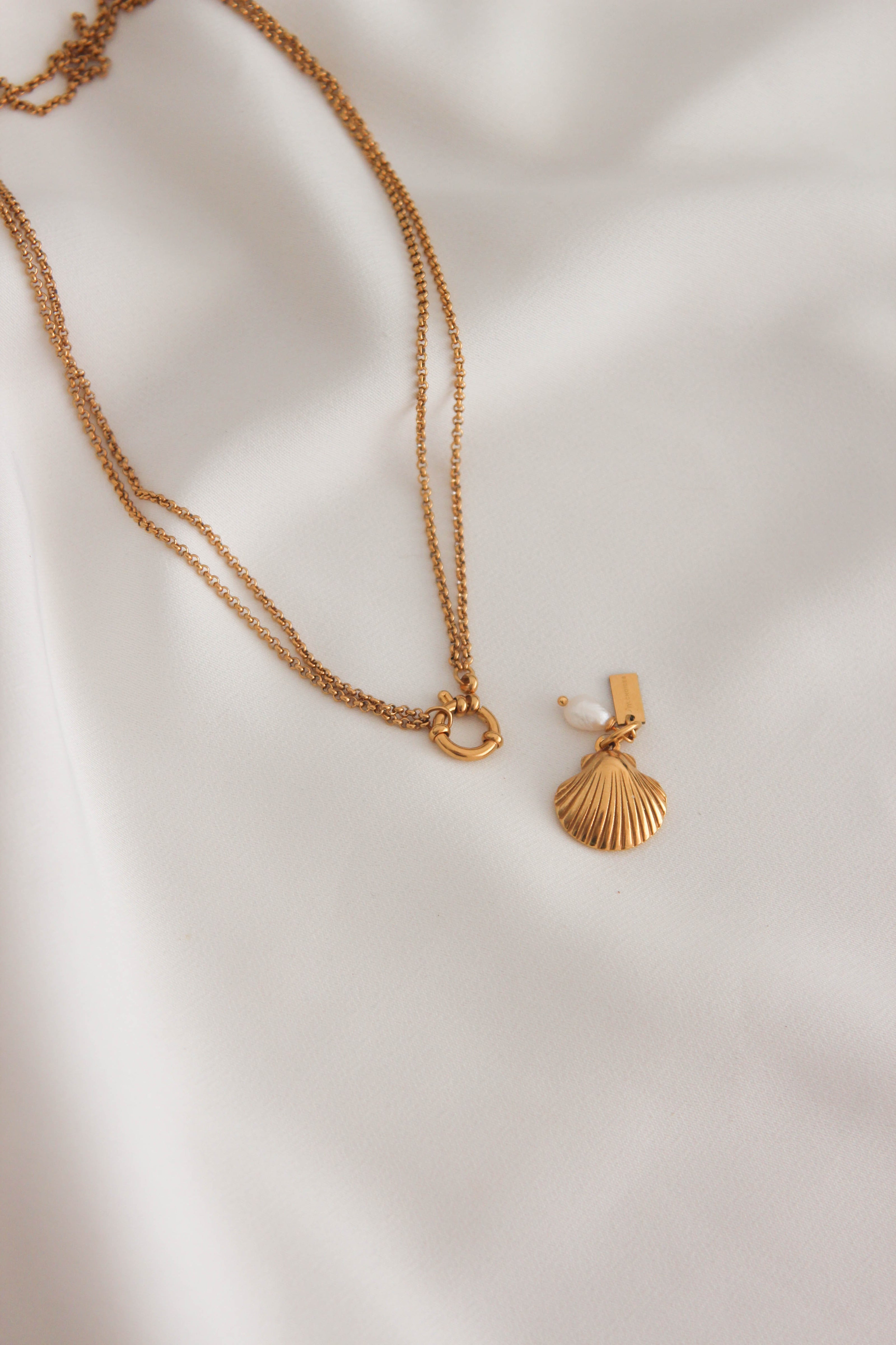Colar em Aço Dourado 2 em 1 com Concha e Pérola Removível