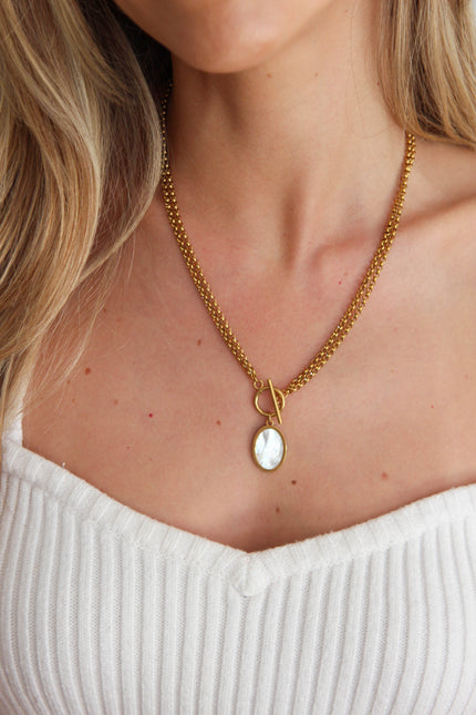 Colar em Aço Dourado Duplo com Pendente Oval Madrepérola