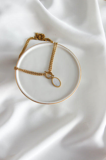 Colar em Aço Dourado Duplo com Pendente Oval Madrepérola