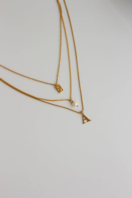 Colar em Aço Dourado Triplo com Letra