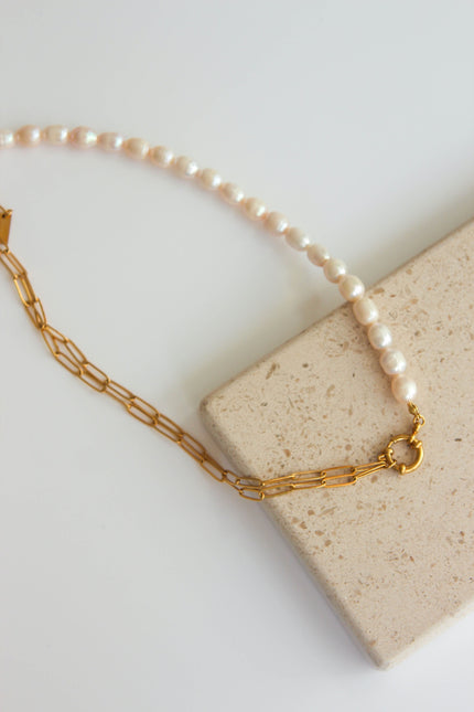 Colar em Aço Dourado Versátil com Pérolas Naturais e Fecho Circular