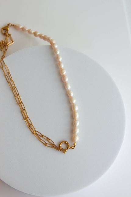 Colar em Aço Dourado Versátil com Pérolas Naturais e Fecho Circular