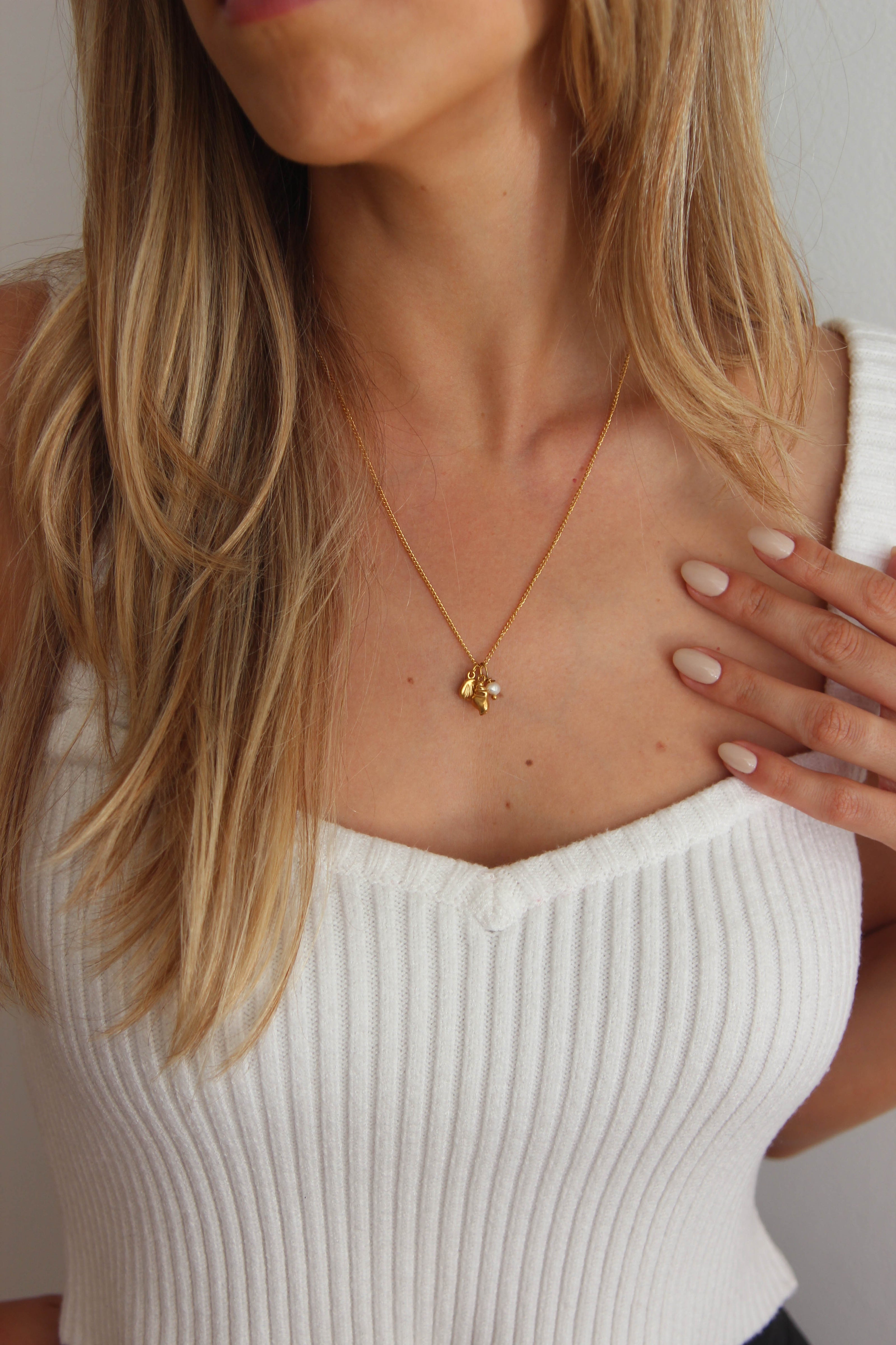 Colar em Aço Dourado com Concha, Búzio e Pérola