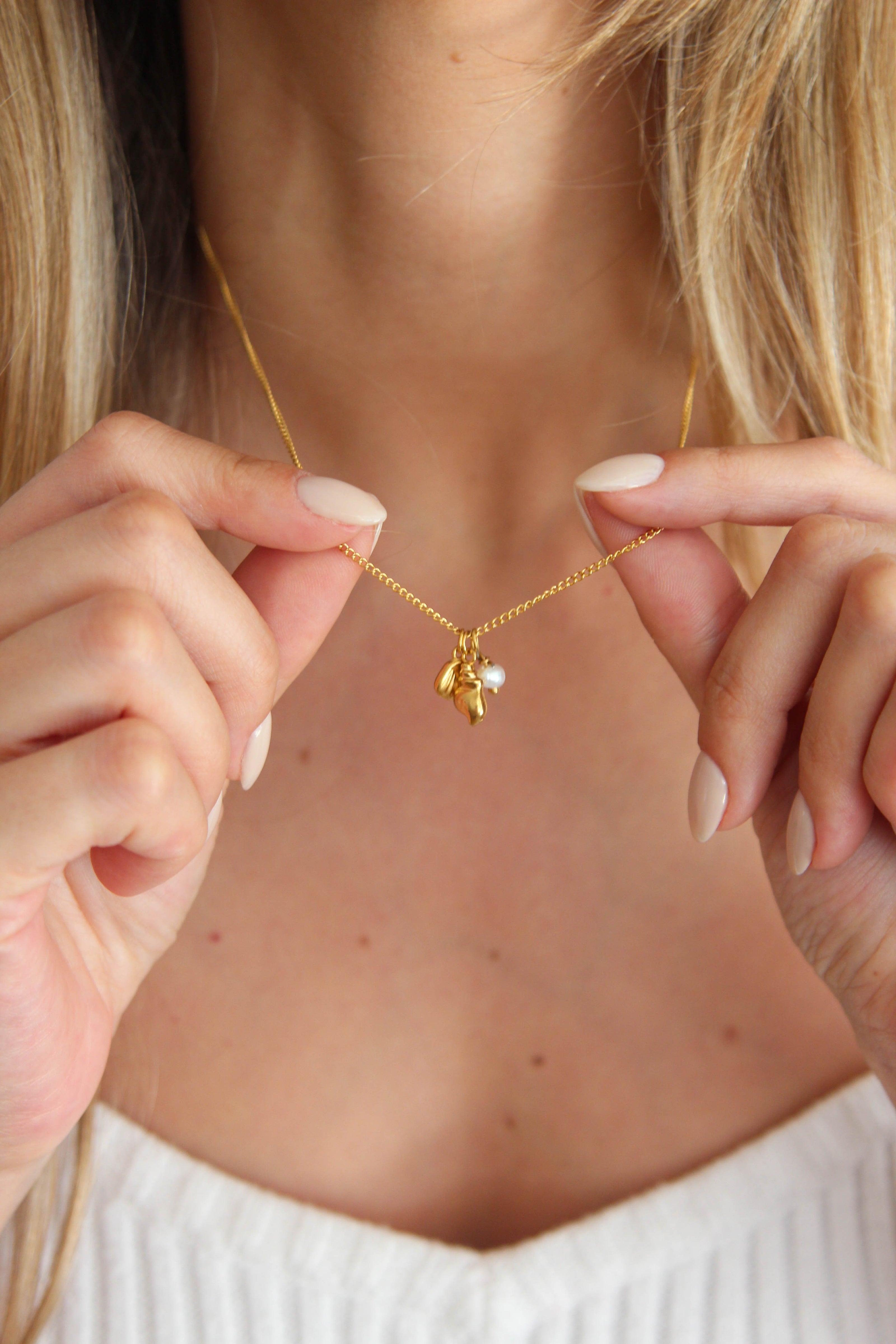 Colar em Aço Dourado com Concha, Búzio e Pérola