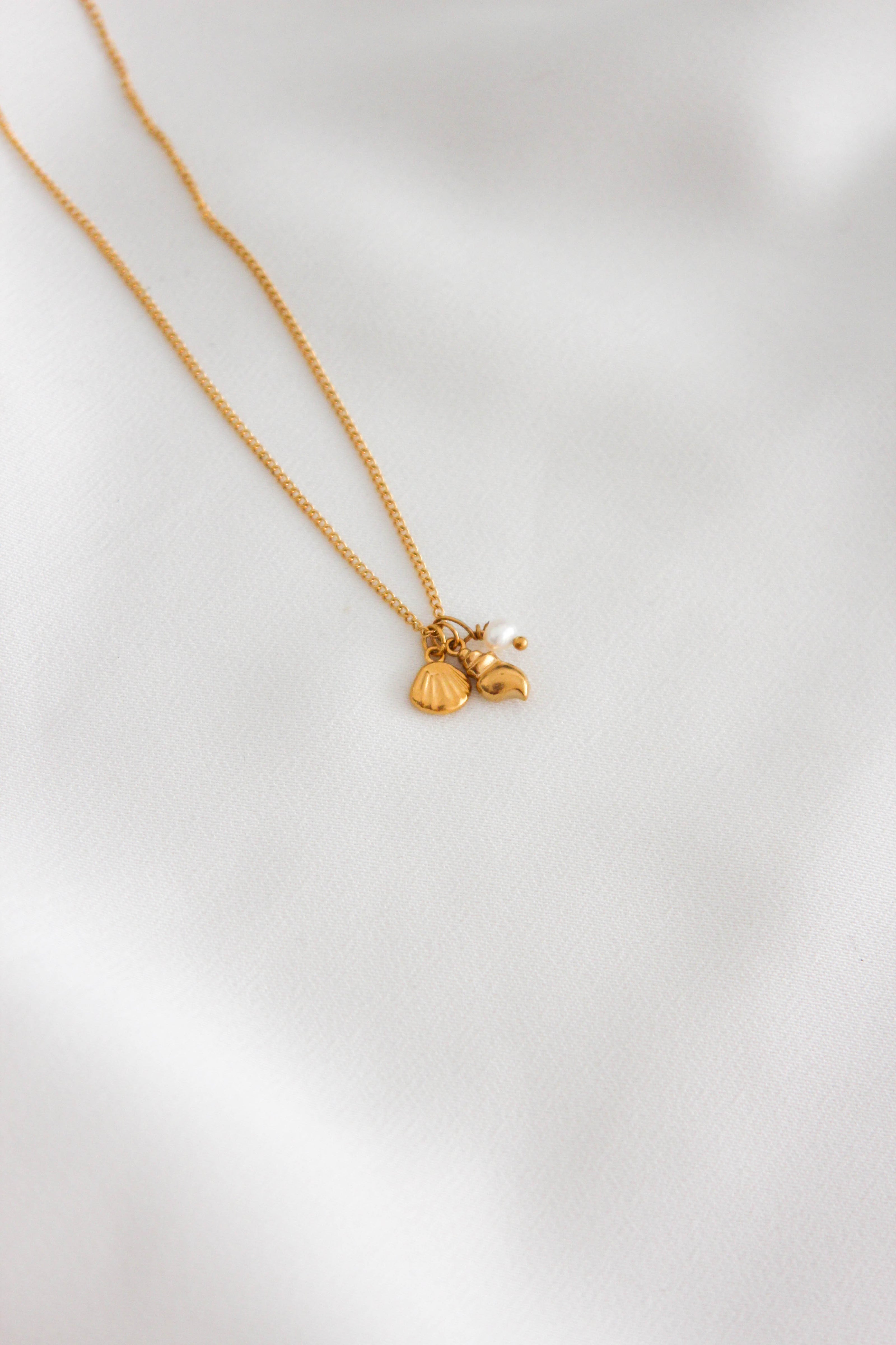 Colar em Aço Dourado com Concha, Búzio e Pérola