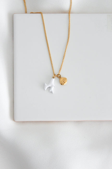 Colar em Aço Dourado com Concha e Coral