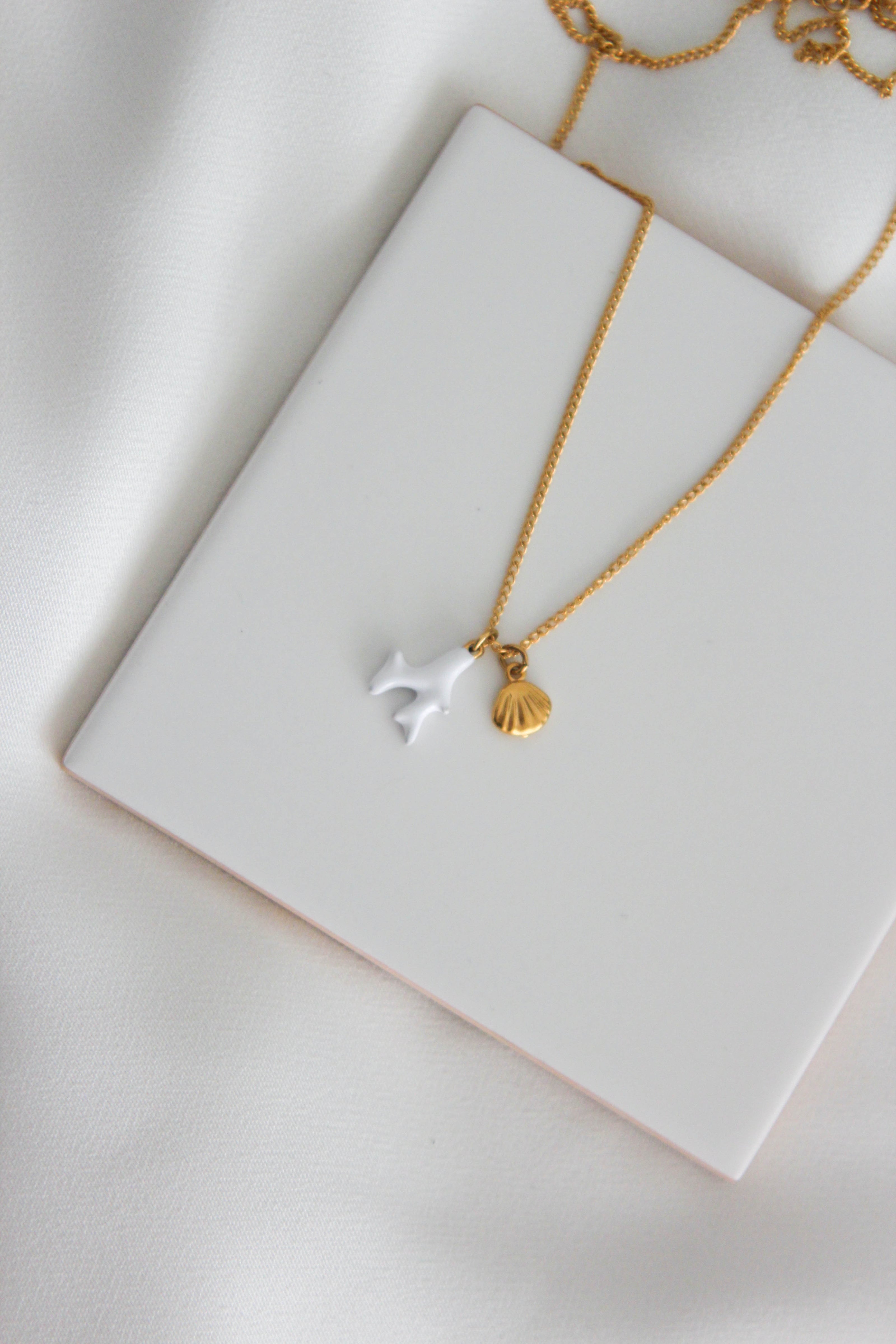 Colar em Aço Dourado com Concha e Coral