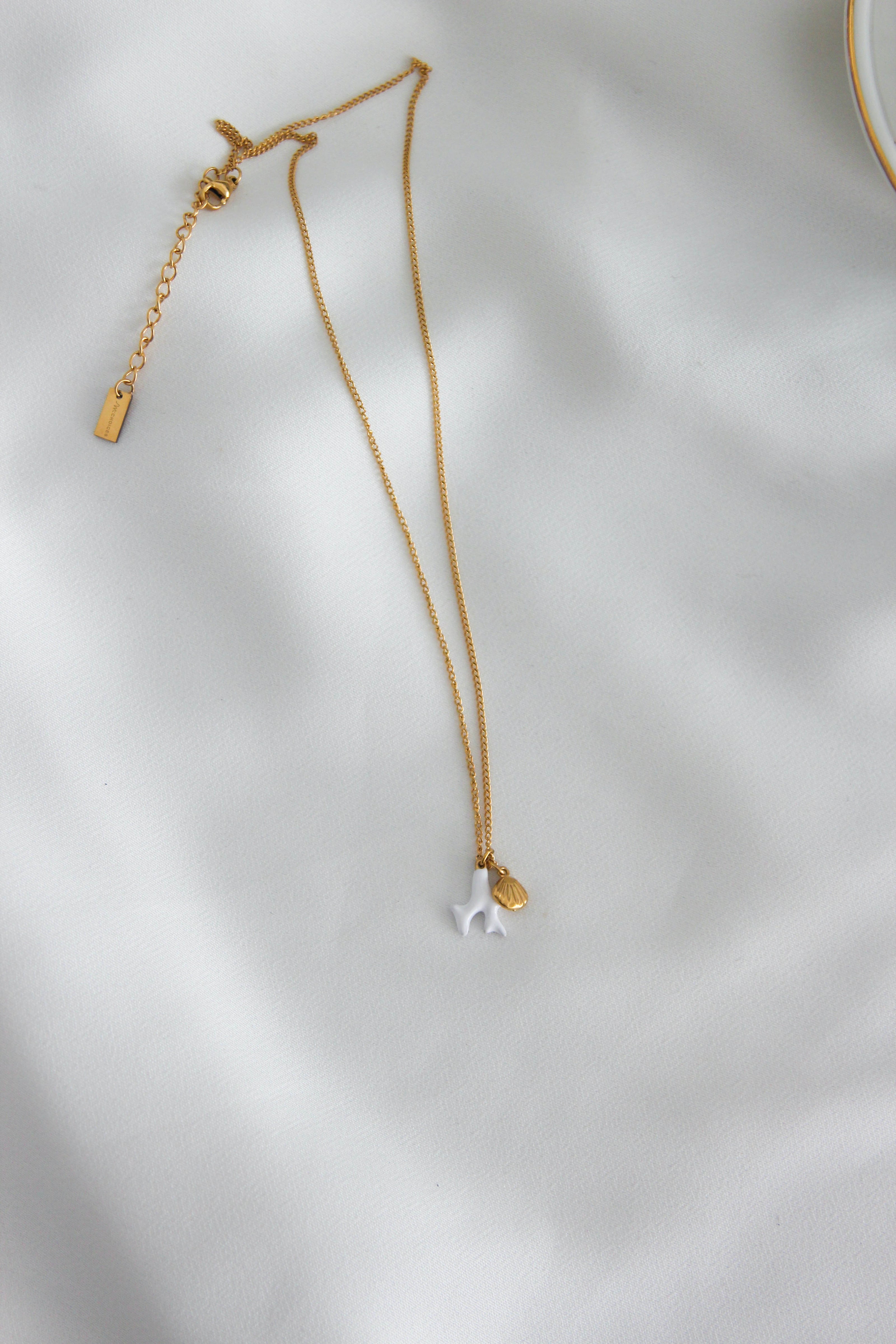 Colar em Aço Dourado com Concha e Coral