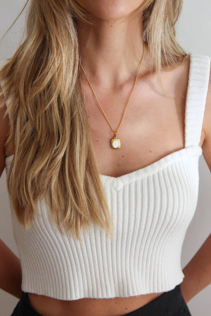 Colar em Aço Dourado com Pendente Rectangular Trabalhado e Madrepérola