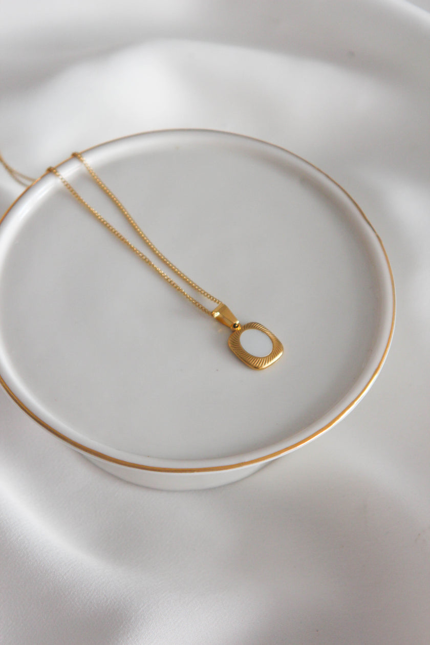 Colar em Aço Dourado com Pendente Rectangular Trabalhado e Madrepérola