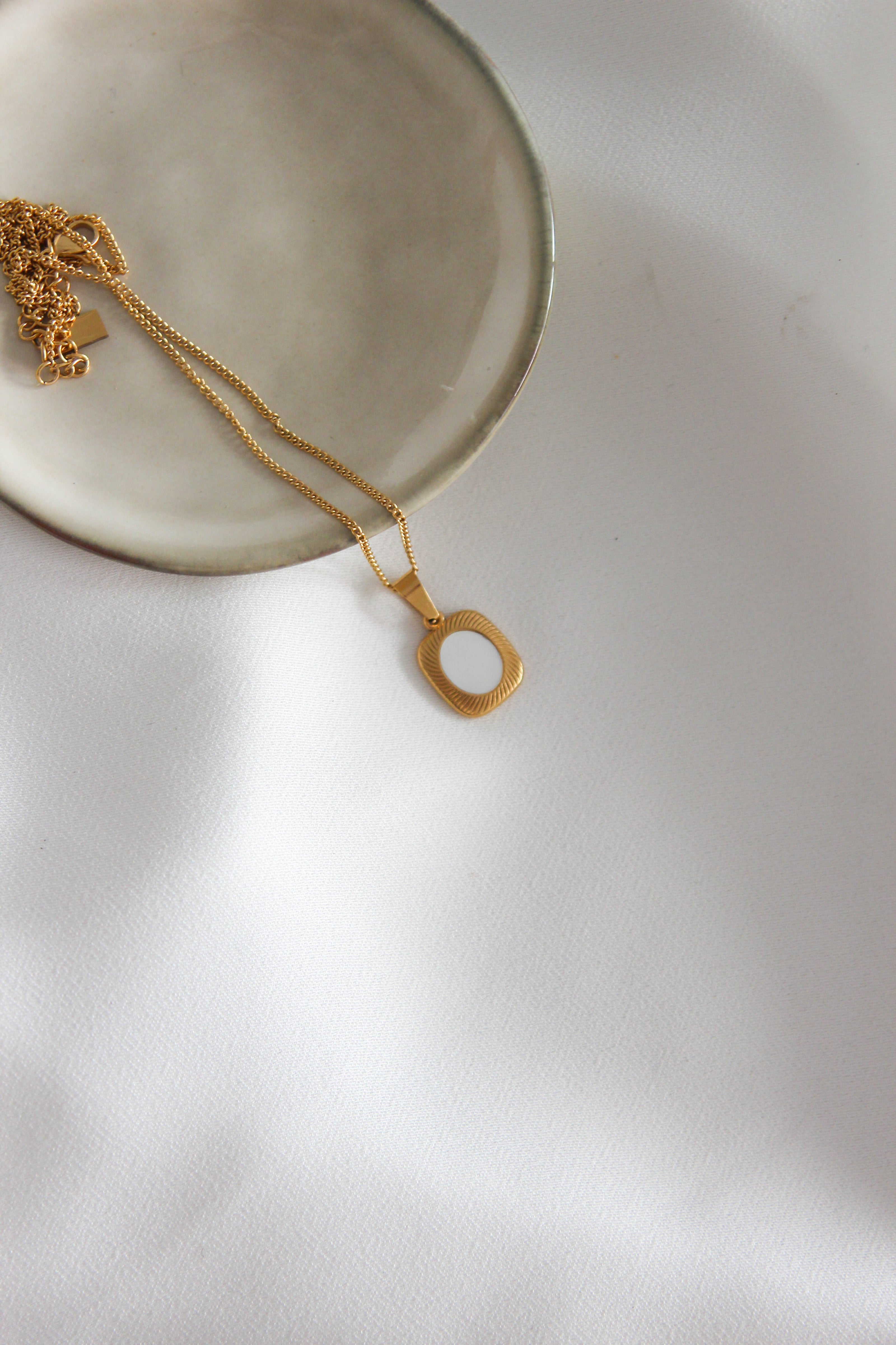 Colar em Aço Dourado com Pendente Rectangular Trabalhado e Madrepérola