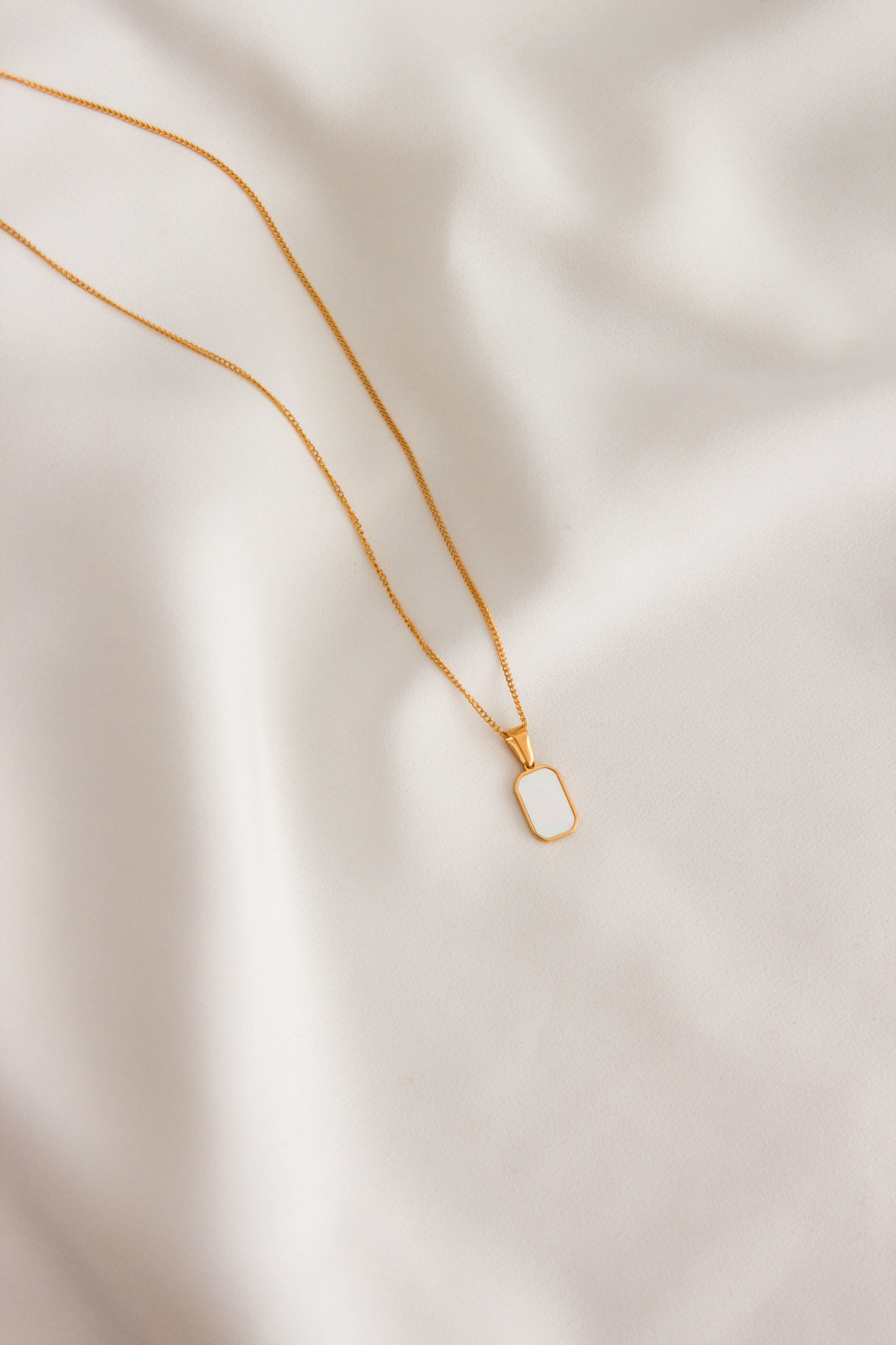 Colar em Aço Dourado com Pendente Rectangular em Madrepérola