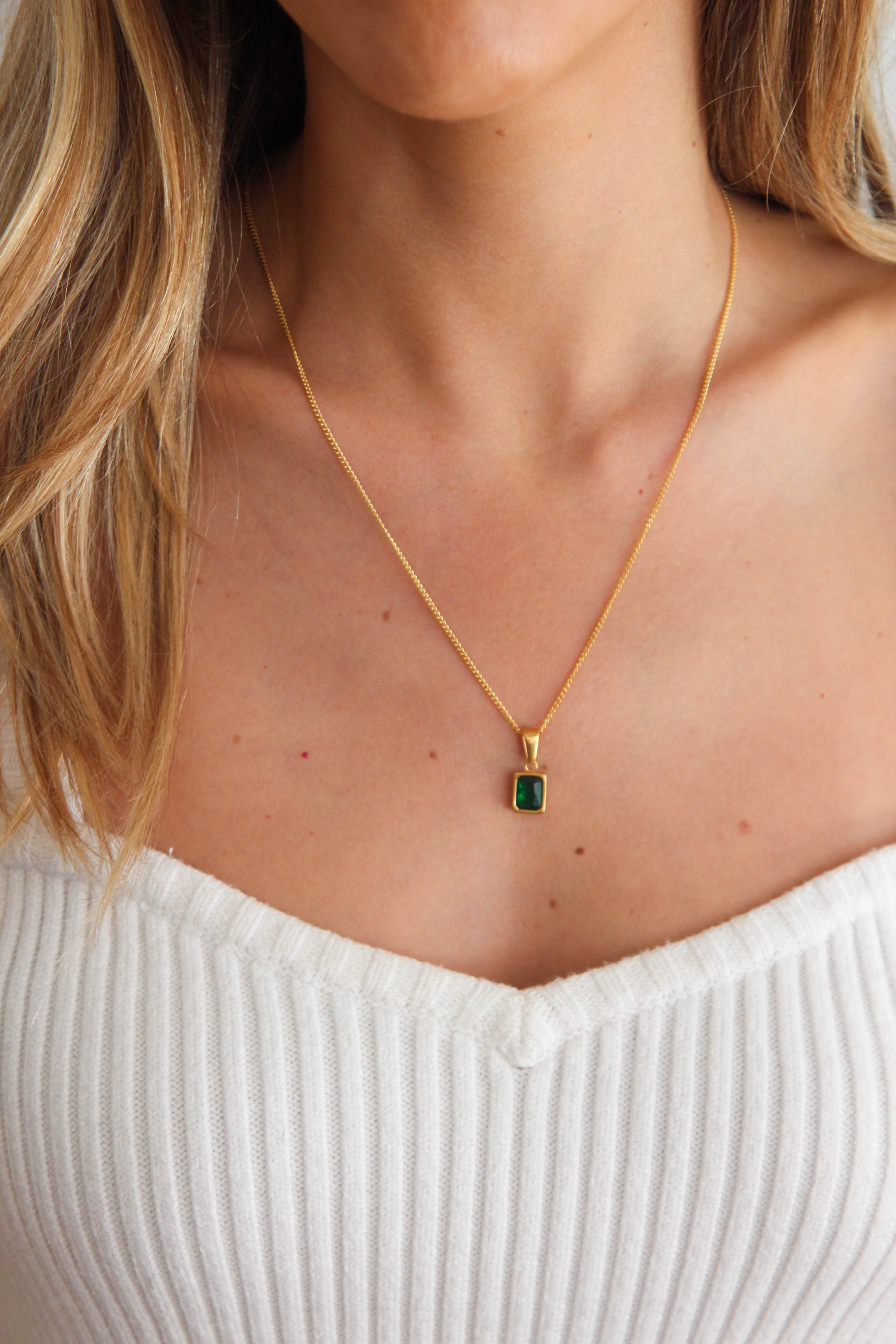 Colar em Aço Dourado com Pendente Verde Esmeralda