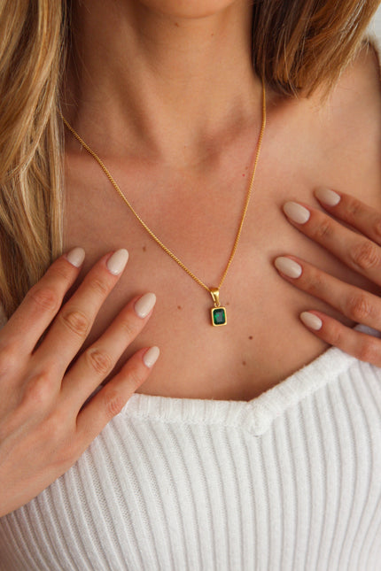 Colar em Aço Dourado com Pendente Verde Esmeralda