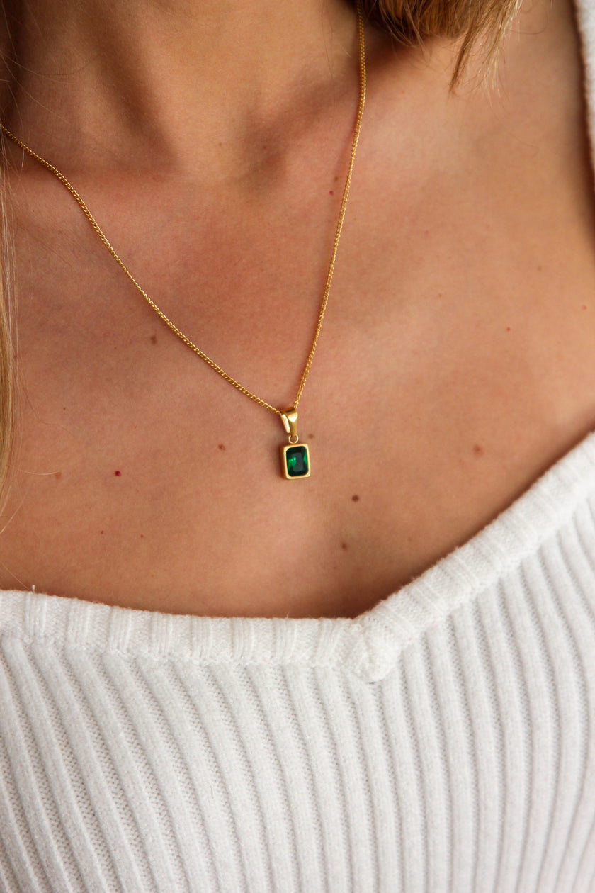 Colar em Aço Dourado com Pendente Verde Esmeralda