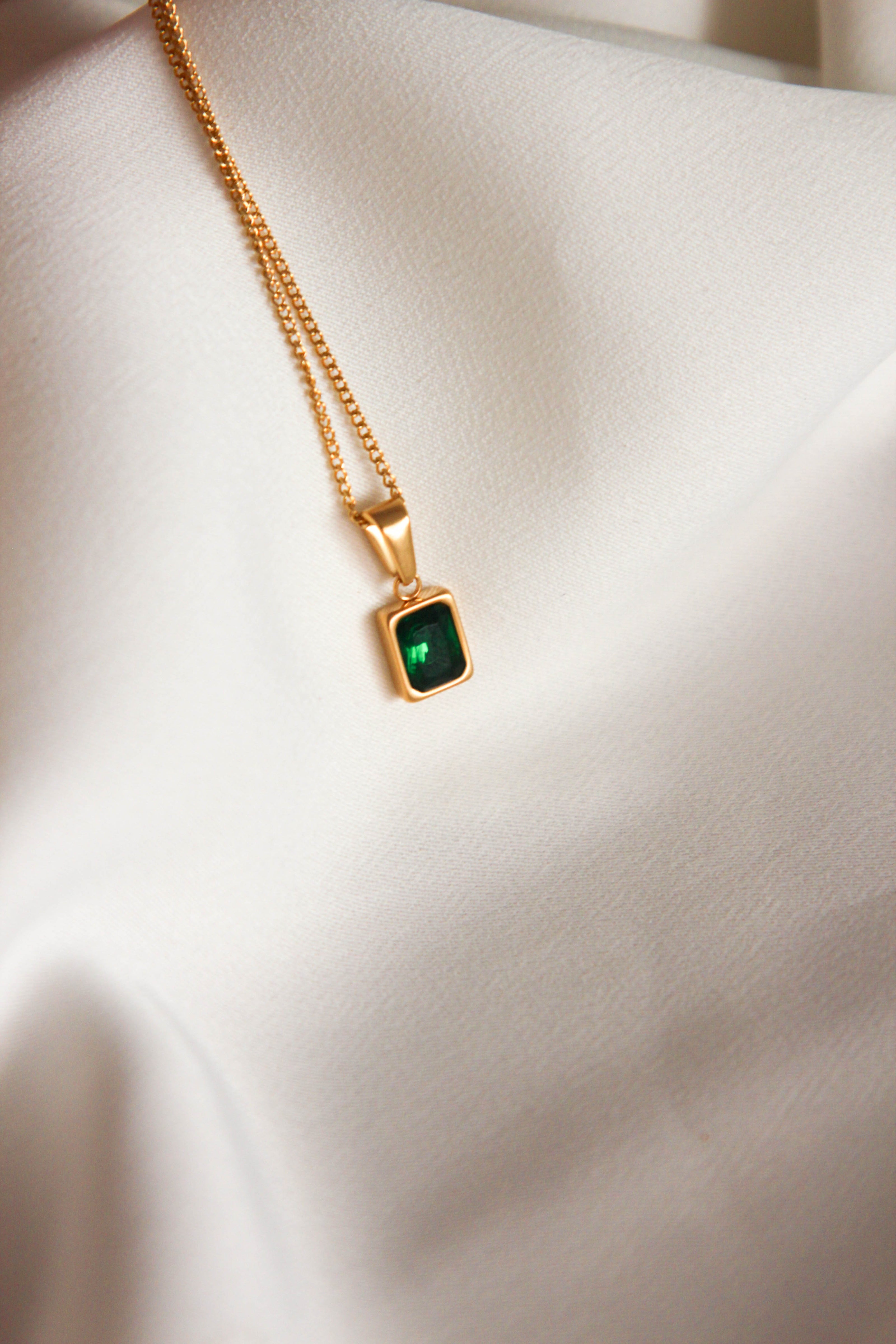 Colar em Aço Dourado com Pendente Verde Esmeralda